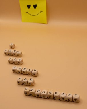 Kahvaltı İçin Mutlu Dondurmalar: Kahvaltı Günü İçin Dondurma Konsepti