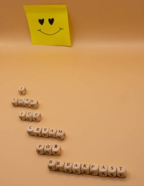 Kahvaltı İçin Mutlu Dondurmalar: Kahvaltı Günü İçin Dondurma Konsepti