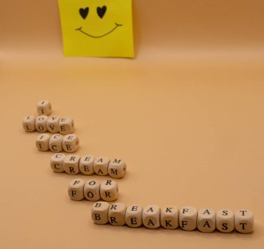 Kahvaltı İçin Mutlu Dondurmalar: Kahvaltı Günü İçin Dondurma Konsepti