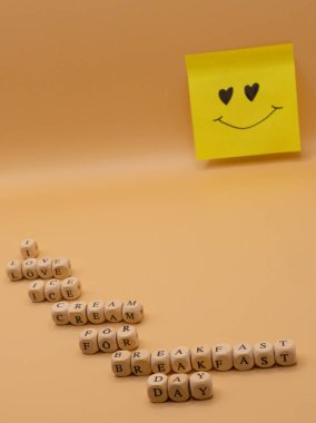 Kahvaltı İçin Mutlu Dondurmalar: Kahvaltı Günü İçin Dondurma Konsepti