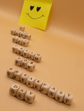 Kahvaltı İçin Mutlu Dondurmalar: Kahvaltı Günü İçin Dondurma Konsepti