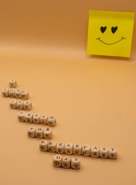 Kahvaltı İçin Mutlu Dondurmalar: Kahvaltı Günü İçin Dondurma Konsepti