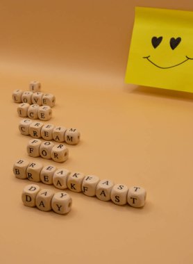 Kahvaltı İçin Mutlu Dondurmalar: Kahvaltı Günü İçin Dondurma Konsepti