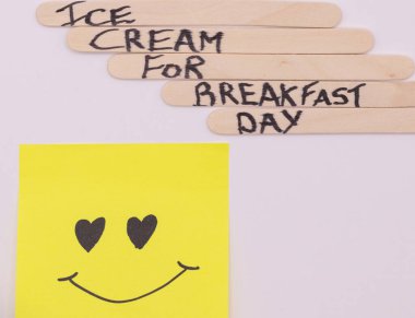 Kahvaltı İçin Mutlu Dondurmalar: Kahvaltı Günü İçin Dondurma Konsepti