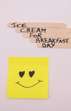 Kahvaltı İçin Mutlu Dondurmalar: Kahvaltı Günü İçin Dondurma Konsepti