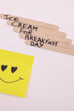 Kahvaltı İçin Mutlu Dondurmalar: Kahvaltı Günü İçin Dondurma Konsepti