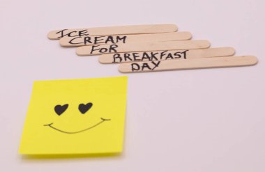 Kahvaltı İçin Mutlu Dondurmalar: Kahvaltı Günü İçin Dondurma Konsepti