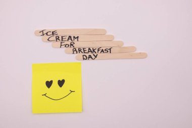 Kahvaltı İçin Mutlu Dondurmalar: Kahvaltı Günü İçin Dondurma Konsepti