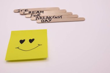 Kahvaltı İçin Mutlu Dondurmalar: Kahvaltı Günü İçin Dondurma Konsepti