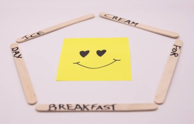 Kahvaltı İçin Mutlu Dondurmalar: Kahvaltı Günü İçin Dondurma Konsepti