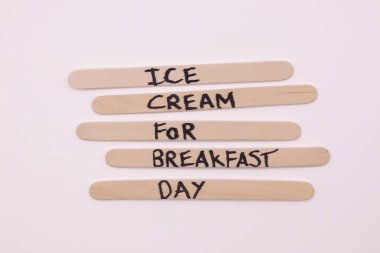 Kahvaltı İçin Mutlu Dondurmalar: Kahvaltı Günü İçin Dondurma Konsepti