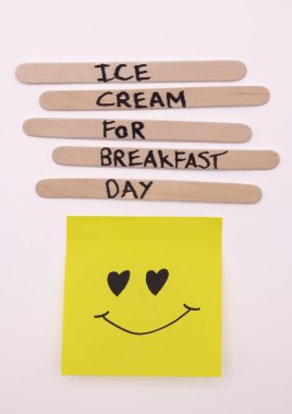 Kahvaltı İçin Mutlu Dondurmalar: Kahvaltı Günü İçin Dondurma Konsepti