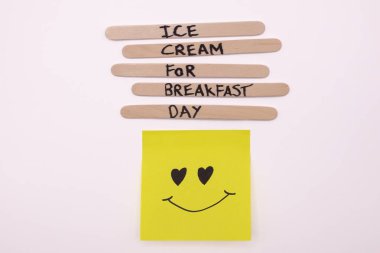 Kahvaltı İçin Mutlu Dondurmalar: Kahvaltı Günü İçin Dondurma Konsepti