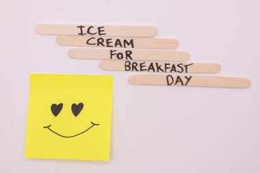 Kahvaltı İçin Mutlu Dondurmalar: Kahvaltı Günü İçin Dondurma Konsepti