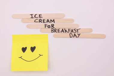 Kahvaltı İçin Mutlu Dondurmalar: Kahvaltı Günü İçin Dondurma Konsepti