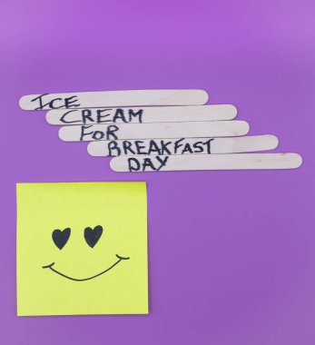 Kahvaltı İçin Mutlu Dondurmalar: Kahvaltı Günü İçin Dondurma Konsepti