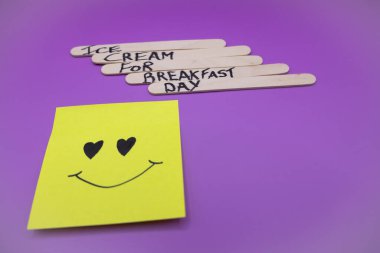 Kahvaltı İçin Mutlu Dondurmalar: Kahvaltı Günü İçin Dondurma Konsepti