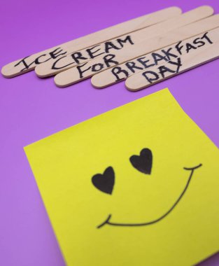 Kahvaltı İçin Mutlu Dondurmalar: Kahvaltı Günü İçin Dondurma Konsepti