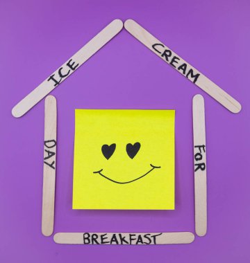 Kahvaltı İçin Mutlu Dondurmalar: Kahvaltı Günü İçin Dondurma Konsepti