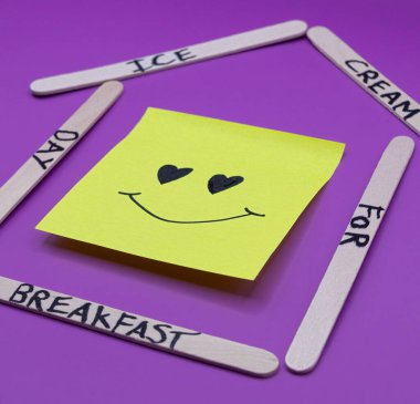 Kahvaltı İçin Mutlu Dondurmalar: Kahvaltı Günü İçin Dondurma Konsepti