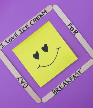 Kahvaltı İçin Mutlu Dondurmalar: Kahvaltı Günü İçin Dondurma Konsepti