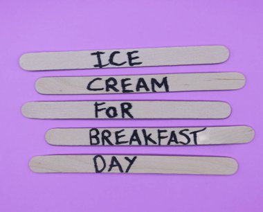 Kahvaltı İçin Mutlu Dondurmalar: Kahvaltı Günü İçin Dondurma Konsepti