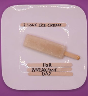 Kahvaltı İçin Mutlu Dondurmalar: Kahvaltı Günü İçin Dondurma Konsepti