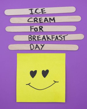 Kahvaltı İçin Mutlu Dondurmalar: Kahvaltı Günü İçin Dondurma Konsepti