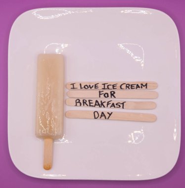 Kahvaltı İçin Mutlu Dondurmalar: Kahvaltı Günü İçin Dondurma Konsepti