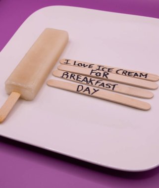 Kahvaltı İçin Mutlu Dondurmalar: Kahvaltı Günü İçin Dondurma Konsepti