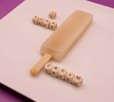 Kahvaltı İçin Mutlu Dondurmalar: Kahvaltı Günü İçin Dondurma Konsepti