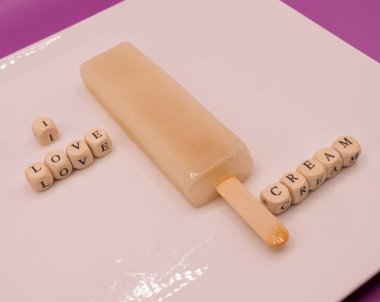 Kahvaltı İçin Mutlu Dondurmalar: Kahvaltı Günü İçin Dondurma Konsepti