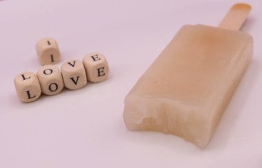 Kahvaltı İçin Mutlu Dondurmalar: Kahvaltı Günü İçin Dondurma Konsepti