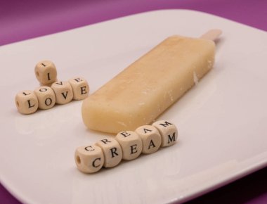 Kahvaltı İçin Mutlu Dondurmalar: Kahvaltı Günü İçin Dondurma Konsepti