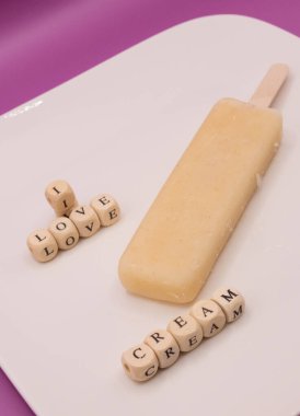 Kahvaltı İçin Mutlu Dondurmalar: Kahvaltı Günü İçin Dondurma Konsepti