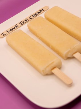 Kahvaltı İçin Mutlu Dondurmalar: Kahvaltı Günü İçin Dondurma Konsepti