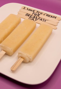 Kahvaltı İçin Mutlu Dondurmalar: Kahvaltı Günü İçin Dondurma Konsepti