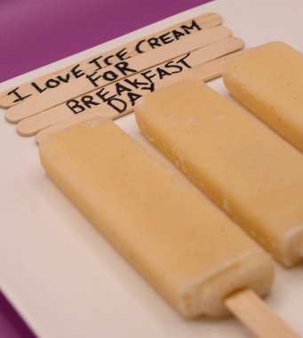 Kahvaltı İçin Mutlu Dondurmalar: Kahvaltı Günü İçin Dondurma Konsepti