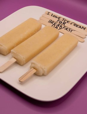 Kahvaltı İçin Mutlu Dondurmalar: Kahvaltı Günü İçin Dondurma Konsepti