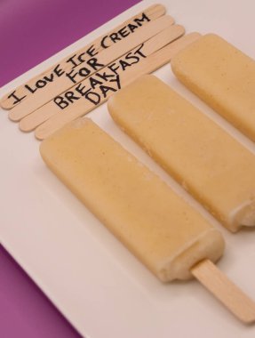 Kahvaltı İçin Mutlu Dondurmalar: Kahvaltı Günü İçin Dondurma Konsepti