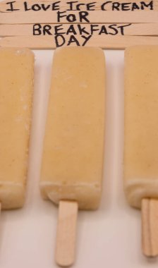 Kahvaltı İçin Mutlu Dondurmalar: Kahvaltı Günü İçin Dondurma Konsepti