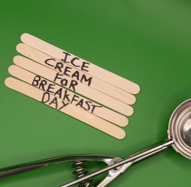 Kahvaltı İçin Mutlu Dondurmalar: Kahvaltı Günü İçin Dondurma Konsepti