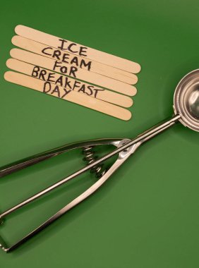 Kahvaltı İçin Mutlu Dondurmalar: Kahvaltı Günü İçin Dondurma Konsepti