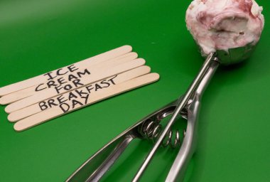 Kahvaltı İçin Mutlu Dondurmalar: Kahvaltı Günü İçin Dondurma Konsepti