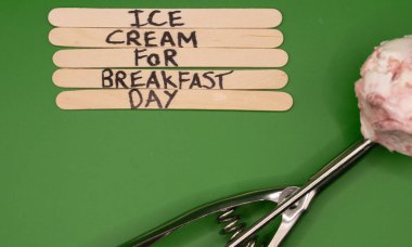 Kahvaltı İçin Mutlu Dondurmalar: Kahvaltı Günü İçin Dondurma Konsepti