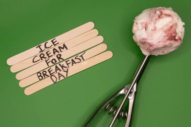 Kahvaltı İçin Mutlu Dondurmalar: Kahvaltı Günü İçin Dondurma Konsepti