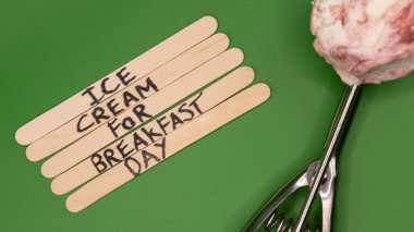 Kahvaltı İçin Mutlu Dondurmalar: Kahvaltı Günü İçin Dondurma Konsepti