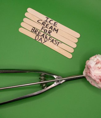 Kahvaltı İçin Mutlu Dondurmalar: Kahvaltı Günü İçin Dondurma Konsepti