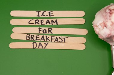 Kahvaltı İçin Mutlu Dondurmalar: Kahvaltı Günü İçin Dondurma Konsepti