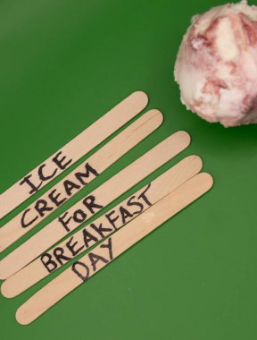 Kahvaltı İçin Mutlu Dondurmalar: Kahvaltı Günü İçin Dondurma Konsepti